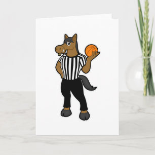 Häst som domare med basket och visselpipa kort