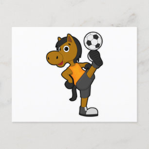Häst som fotbollsspelare med fotboll vykort