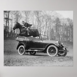 Häst som hoppar över bil, 1923. Gammalt foto Poster
