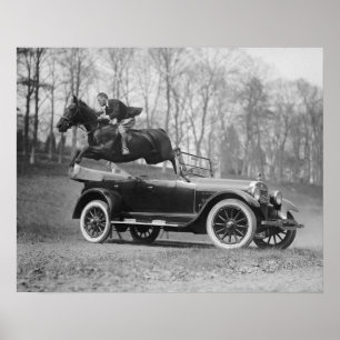 Häst som hoppar över bil, 1923. Gammalt foto Poster