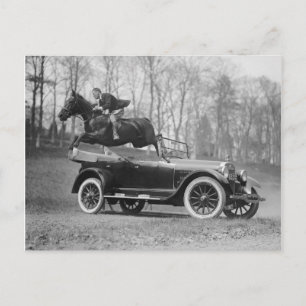 Häst som hoppar över bil, 1923 vykort