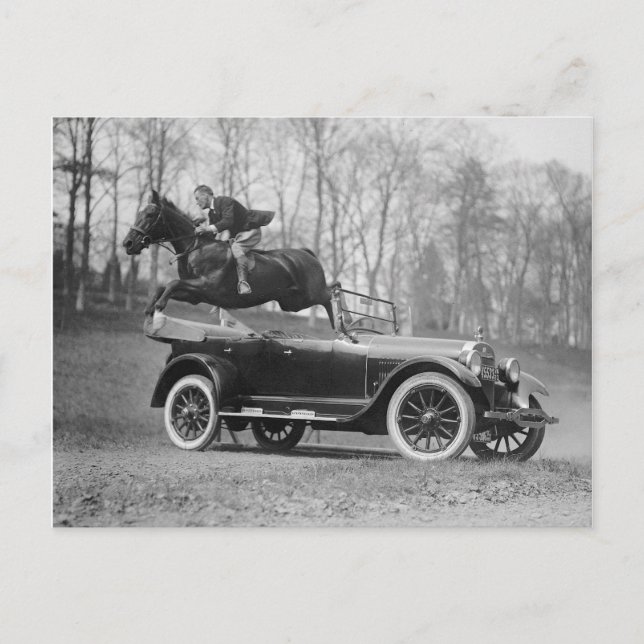 Häst som hoppar över bil, 1923 vykort (Framsida)
