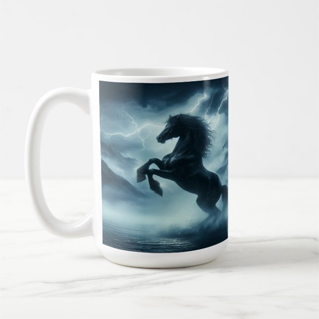 Häst som reser sig under en åskig bergsstorm kaffemugg (Vänster)