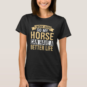 Häst som säger Jag jobbar hårt så att mina hästar T Shirt