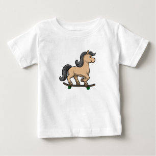 Häst som skateboardåkare med skateboard t shirt