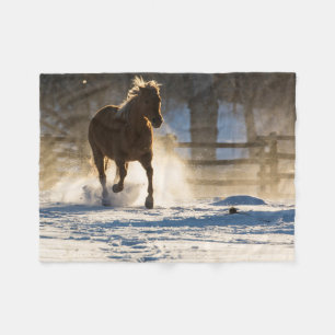 Häst springer genom snön fleecefilt