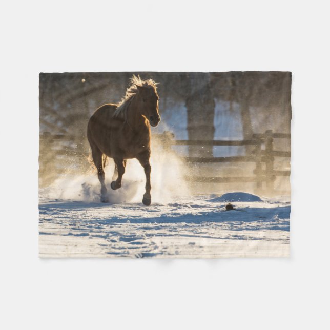 Häst springer genom snön fleecefilt (Framsidan (Horisontell))