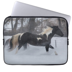 Häst springer genom snön laptop fodral