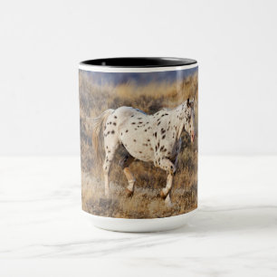 Häst strövar i de natursköna kullarna Big Horn Mugg