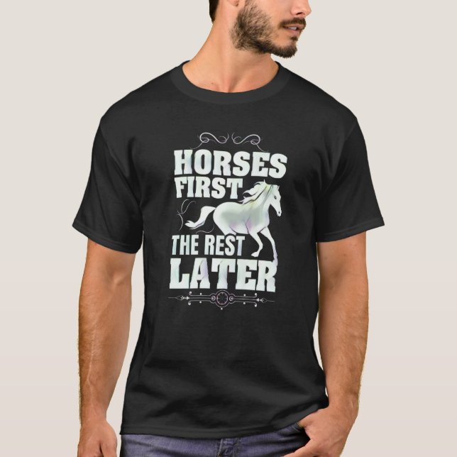 Hästar Först Resten Senare T Shirt (Framsida)