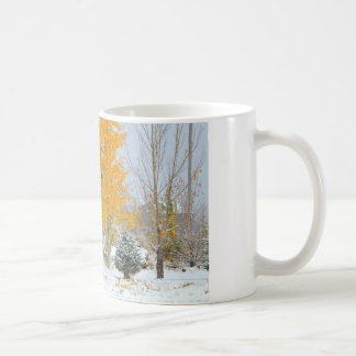 Hästar i snö med det kulöra träd kaffemugg