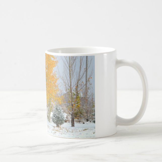 Hästar i snö med det kulöra träd kaffemugg (Höger)