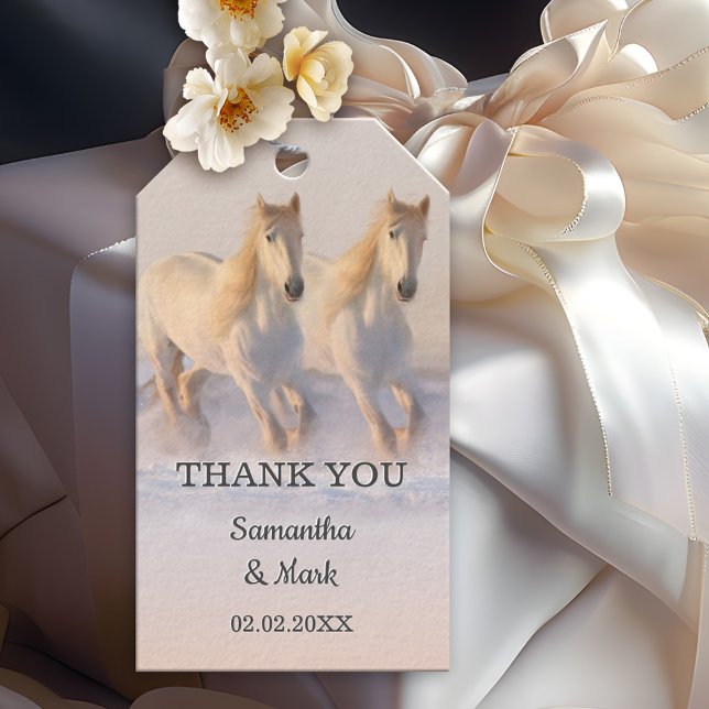 Hästar i snö Vinterbröllop Presentkort Presentetikett (Elegant wedding gift tag featuring two white horses running in the snow as the sun is setting)