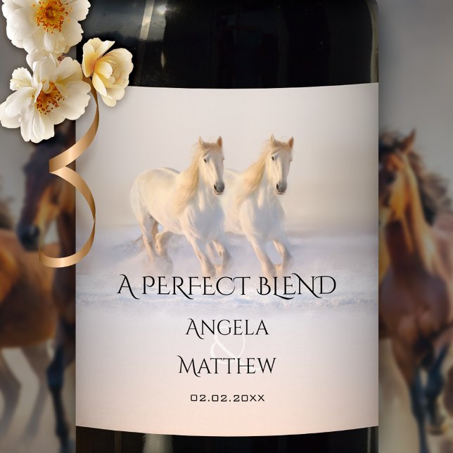 Hästar i Vin-etiketten Snö Winter Wedding Vinflaska Etikett (Wedding wine label featuring two white horses running in the snow at sunset)