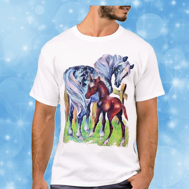 Hästar Mor Bebis Gräs Fält Tröja (Pretty pastel coloured mother horse with baby brown colt by fence in grass on tee shirt.)