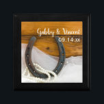 Hästar och pärlor Land Westerna Bröllop Smyckeskrin<br><div class="desc">Anpassa den rustiska chicen Horseshoe och Pearls Land Westerna Bröllop Gift Box med det personliga namnen av ceremonin för bruden och brudgummen och giftermål. Skapa en personlig keepsaki-gåva till nylingarna eller en tack till dina bröllop-medhjälpare, brudgummar och brudens sida. Du kan ändra texten eller teckensnittet till kostym efter behov. Den...</div>