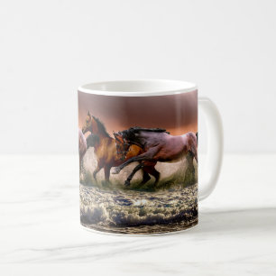 Hästar som är rinnande på strandkaffemuggen kaffemugg
