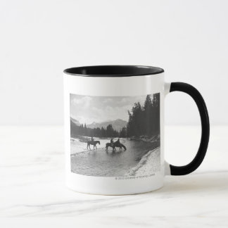 Hästar som dricker från och korsar en flod mugg