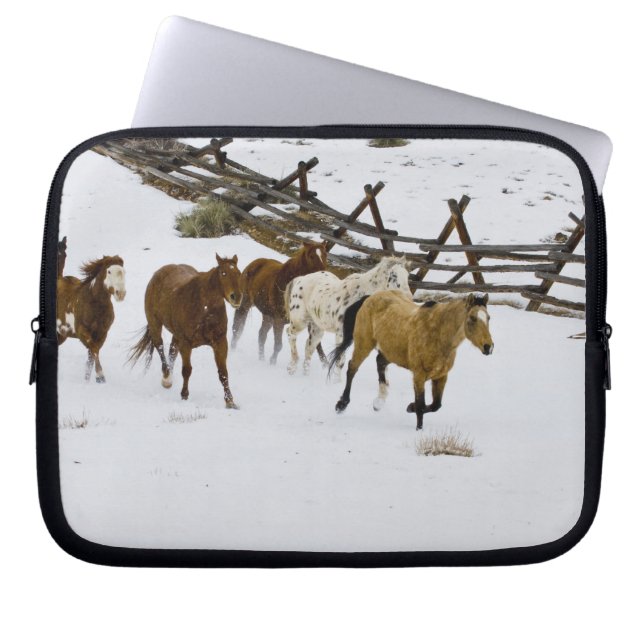 Hästar som går i Snö Laptop Fodral (Framsidan)