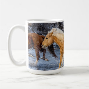 Hästar som korsar strömmen kaffemugg