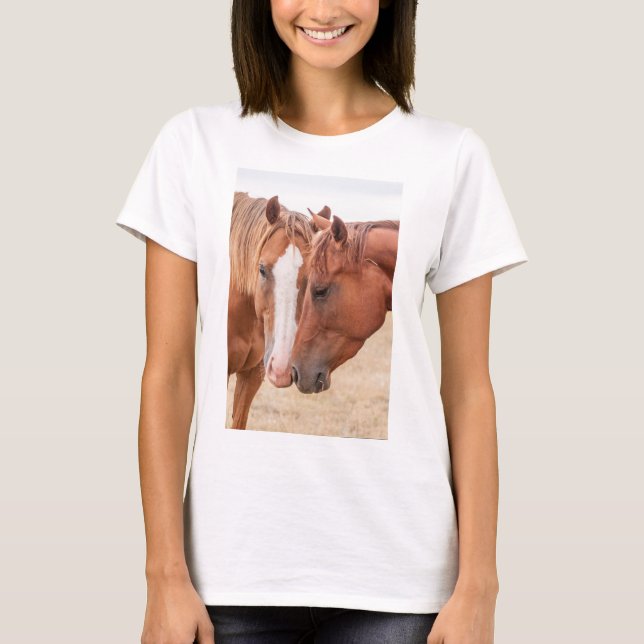 Hästar som nosar i en betesmark t shirt (Framsida)