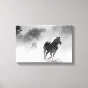 Hästar som springer genom Fog i Black and White Ca Canvastryck