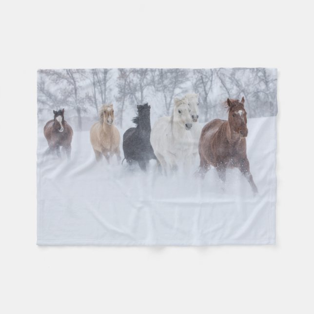 Hästar som springer genom snön fleecefilt (Framsidan (Horisontell))