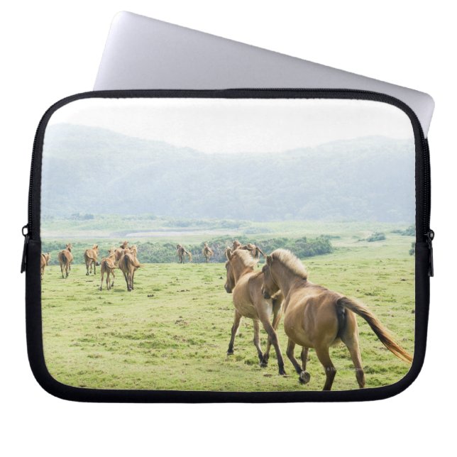 Hästar som springer laptop sleeve (Framsidan)