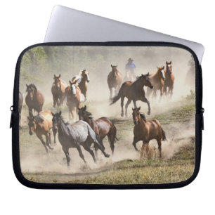 Hästar som springer under roundup, Montana Laptop Sleeve