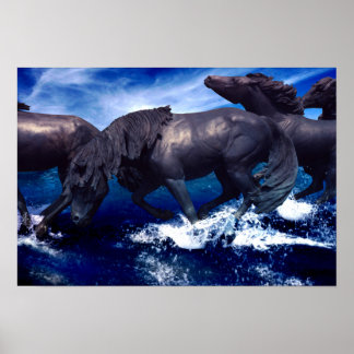 Hästar springer i landskapsbild med vatten poster