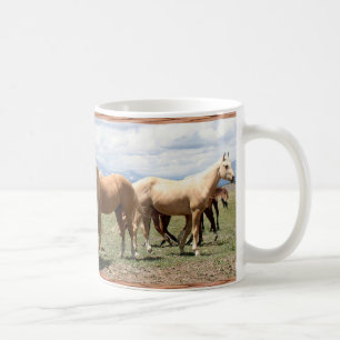 Hästflock under stor himmel kaffemugg
