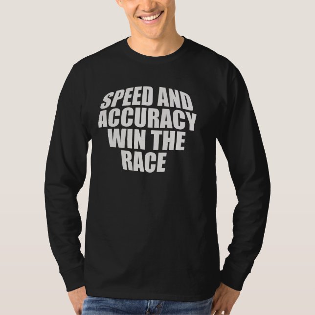 HASTIGHET OCH NOGGRANNHET VINNA TÄVLING. T SHIRT (Framsida)