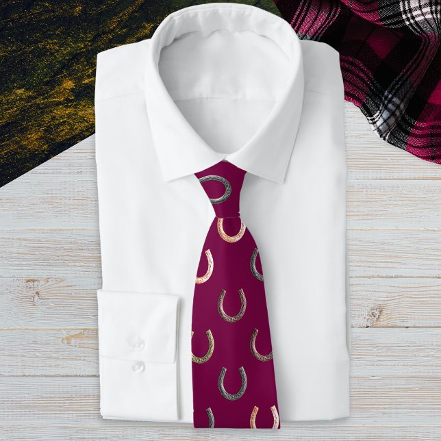 Hästsko Mönster Häst Ryttare Ridning Burgunder Slips (A burgundy tie with pattern of horseshoes)