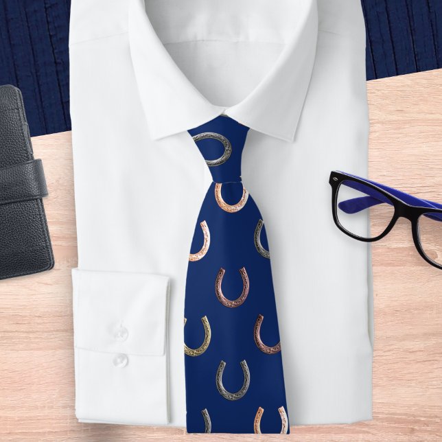 Hästsko Mönster Ridsport Häst Ryttare Blå Slips (A blue tie with pattern of horseshoes, ideal for horse lovers)