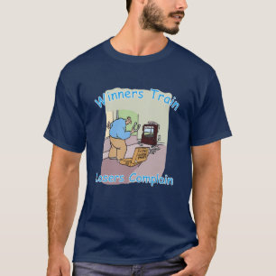 Hästsko som kastar det grundläggande mörka tee shirt