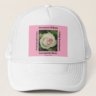 Hat Dikt Poetic Ro on Rosa by Ladee Basset Truckerkeps