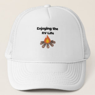 Hat med glädjen över RV Life och en Campfire Keps