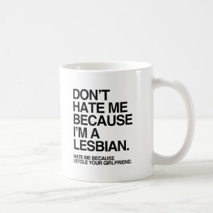 HATA MIG INTE FÖR ATT JAG ÄR LESBISK -.png Kaffemugg