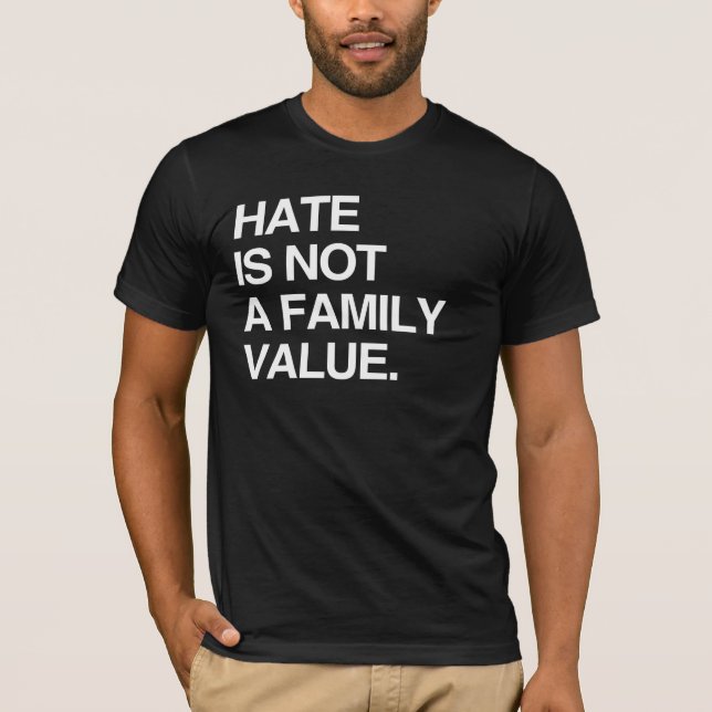 HATAR ÄR INTE ETT FAMILJEVÄRDE T-Shirt (Framsida)