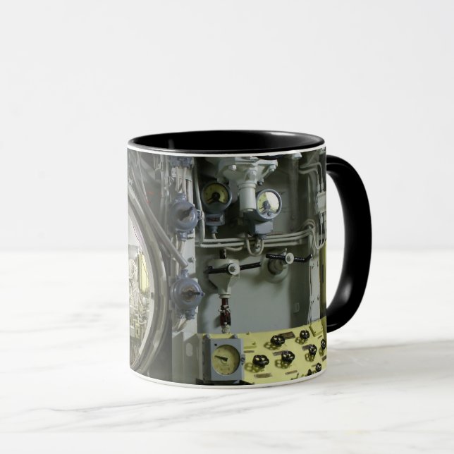 hatch on an old retro submarine mugg (Framsida höger)