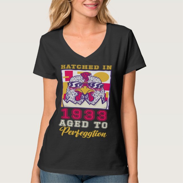 Hatched in 1933 Aged to Perfeggtion T Shirt (Framsida)