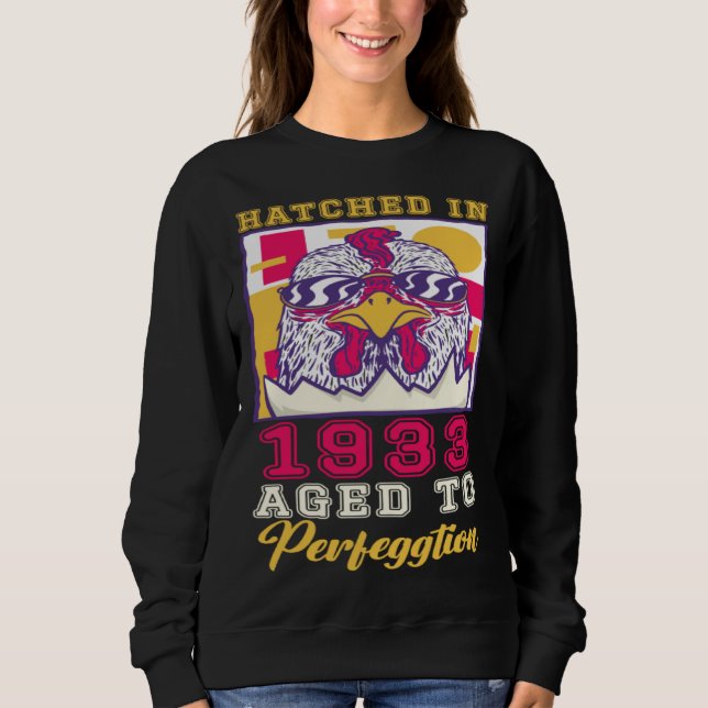 Hatched in 1933 Aged to Perfeggtion T Shirt (Framsida)