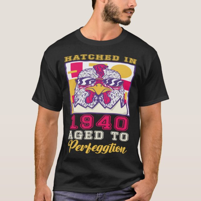 Hatched in 1940 Aged to Perfeggtion T Shirt (Framsida)