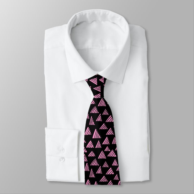 Hatched Triangles 250319 - Rosa på Black Slips (Bunden)