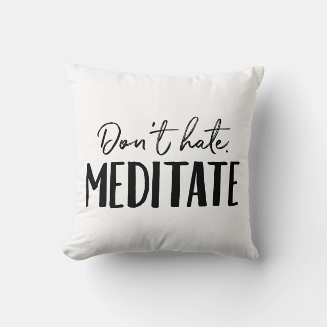 Hate inte Meditate Typography Kudde (Framsida)