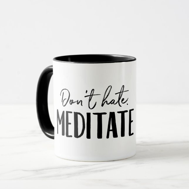 Hate inte Meditate Typography Mugg (Framsida vänster)