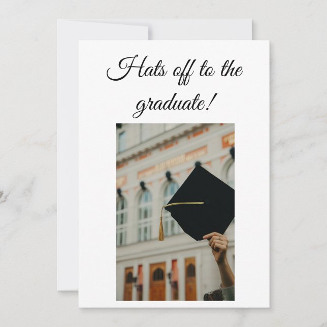 Hattar av och höll upp ett inbjudningskort för stu (Framsida)