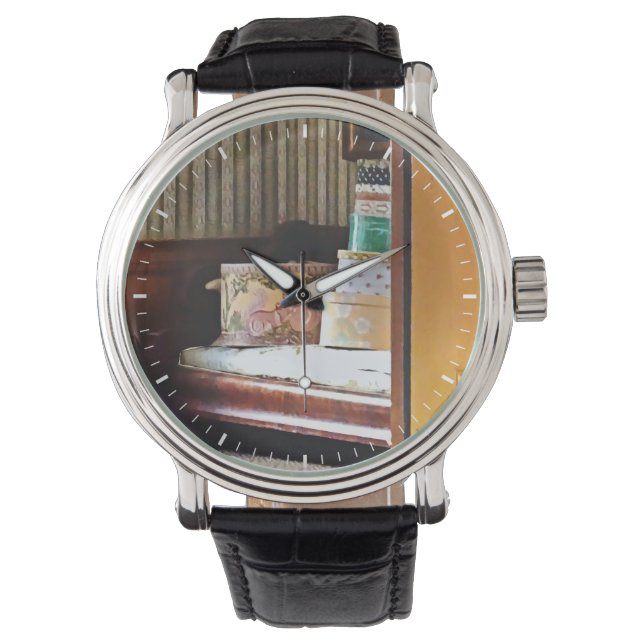 Hattaskar sett genom en öppen dörr armbandsur (Framsida)