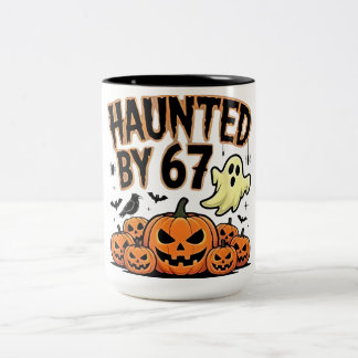 Haunted by 67 - Funny Ghost and Pumpkin Halloween Två-Tonad Mugg