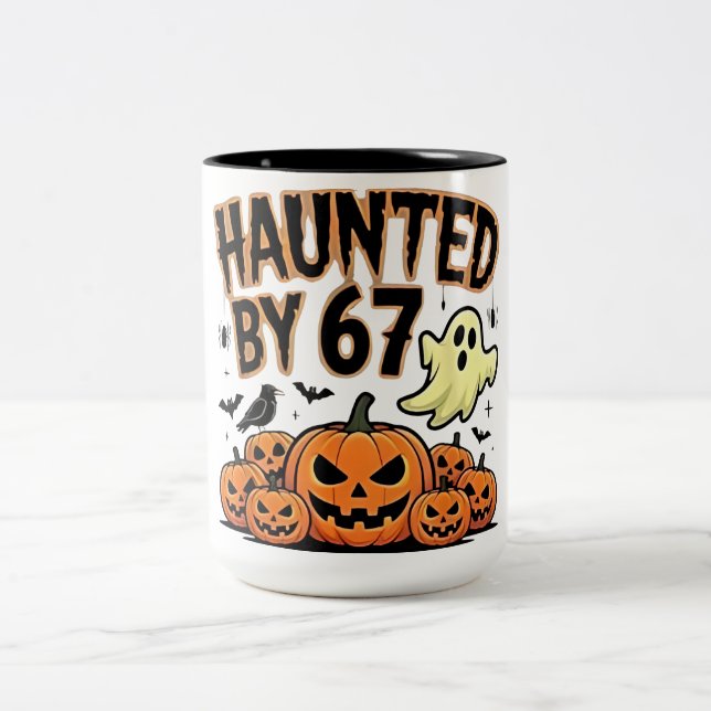 Haunted by 67 - Funny Ghost and Pumpkin Halloween Två-Tonad Mugg (Center)